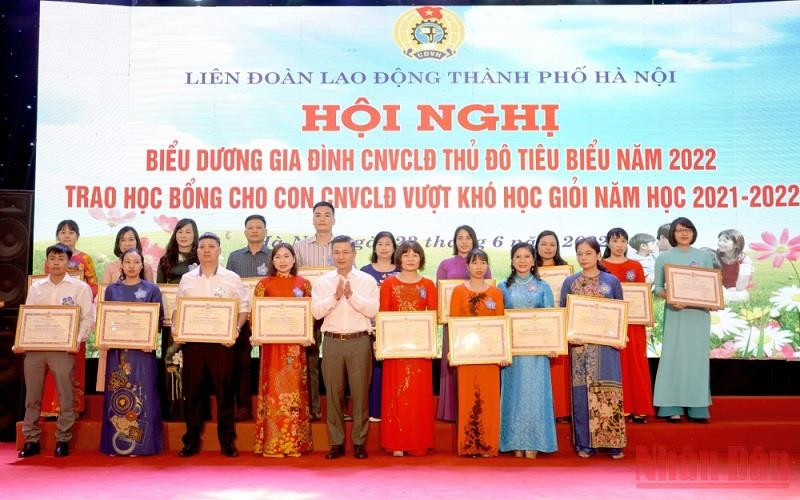 Các gia đình đón nhận danh hiệu "Gia đình công nhân viên chức Thủ đô tiêu biểu" năm 2022.