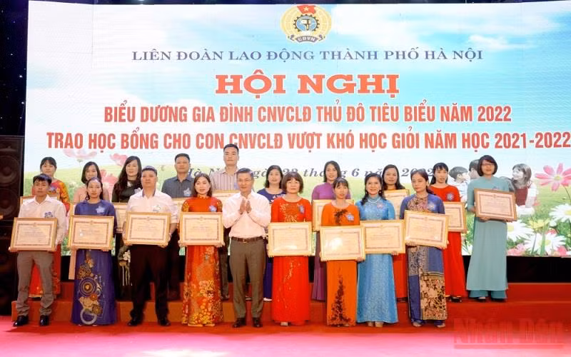 Các gia đình đón nhận danh hiệu "Gia đình công nhân viên chức Thủ đô tiêu biểu" năm 2022.