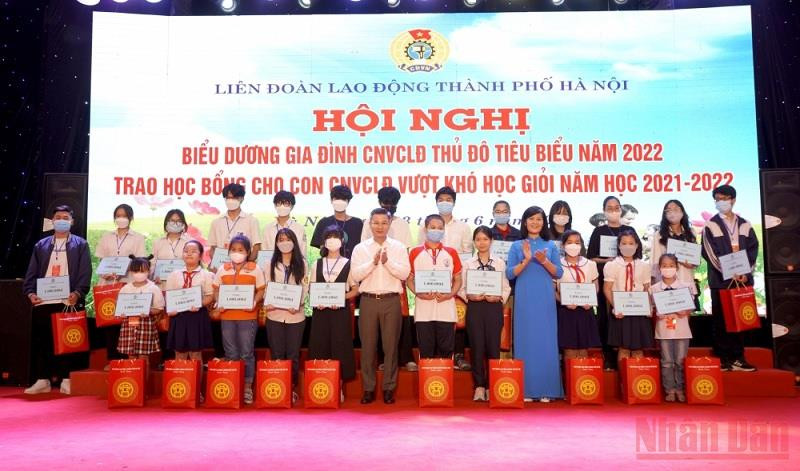 Liên đoàn lao động thành phố trao học bổng hỗ trợ con em công nhân viên chức lao động Thủ đô vượt khó, học giỏi năm học 2021-2022. Hà Nội biểu dương 100 gia đình công nhân, viên chức, lao động tiêu biểu -0