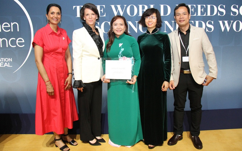 Từ trái sang phải: Bà Shamila Nair-Bedouelle, Trợ lý Tổng Giám đốc về Khoa học Tự nhiên của UNESCO, bà Alexandra Palt, Tổng Giám đốc Quỹ L’Oréal, Tiến sĩ Hồ Thị Thanh Vân và Đại sứ Lê Thị Hồng Vân tại lễ trao giải thưởng. traogiai3-1655975812745.jpg