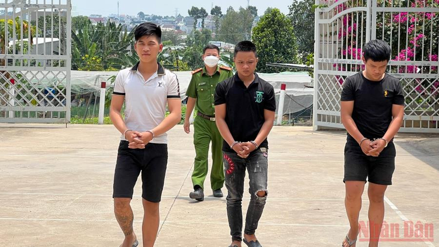 Trần Quang Quyền (đứng giữa) cùng các đối tượng trong nhóm bị bắt giữ. Bắt 8 đối tượng trong vụ nổ súng tại chợ đêm ở Biên Hòa -0