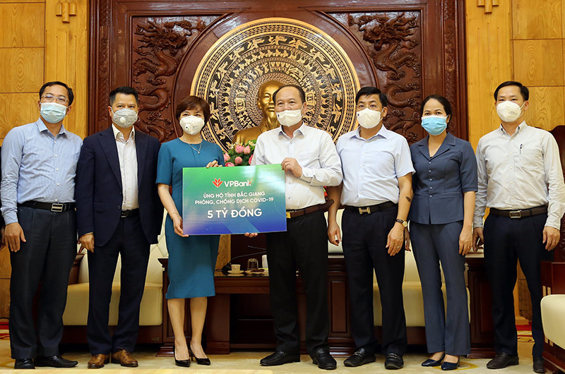 Doanh nghiệp hỗ trợ các địa phương chống dịch