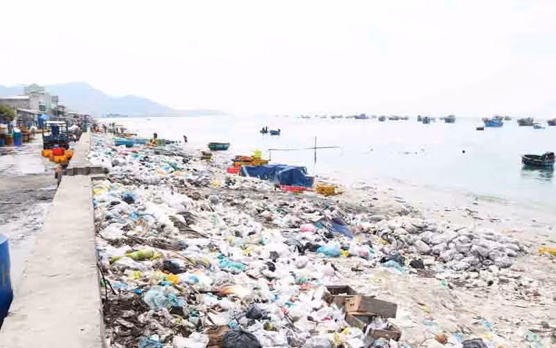 Rác thải đủ loại dồn ứ nhiều ngày thành đống lớn, kéo dài hàng km dọc theo kè chắn sóng ở xã Phước Diêm. 