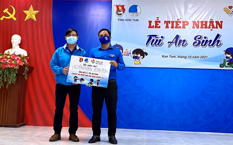 Gần 7 nghìn túi an sinh được trao đến người dân Kon Tum -0