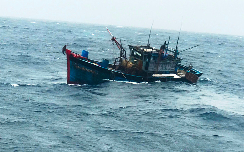 Tàu QNa 94808 TS tại hiện trường. (Ảnh: Trung tâm II) Vượt thời tiết khắc nghiệt cứu kịp thời ba ngư dân gặp nạn trên biển -0