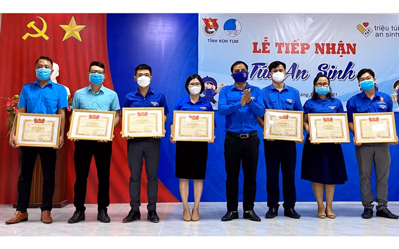 Trao tặng bằng khen của Trung ương Đoàn cho các cá nhân xuất sắc trong triển khai công tác phòng, chống dịch Covid-19.