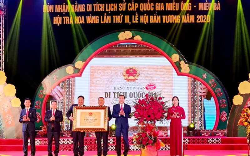 Lãnh đạo tỉnh Quảng Ninh trao Bằng công nhận Di tích lịch sử cấp Quốc gia Miếu Ông - Miếu Bà cho huyện Ba Chẽ (Quảng Ninh).