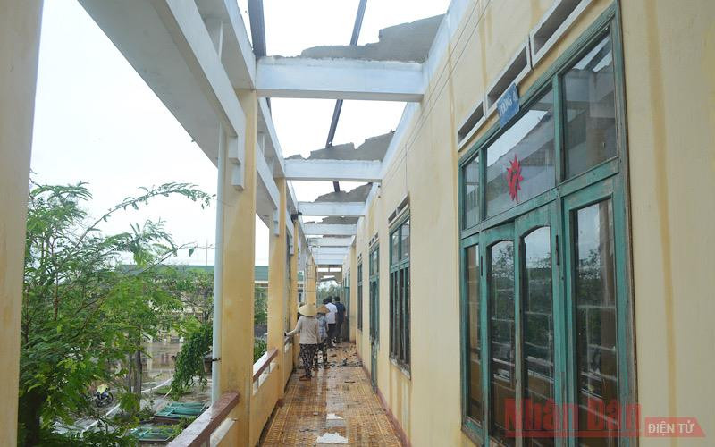 Bão số 9 làm 450 trường học, cơ sở giáo dục ở Quảng Ngãi bị tốc mái. (Ảnh: HIỂN CỪ) Quảng Ngãi huy động tổng lực khắc phục hậu quả bão số 9 -0