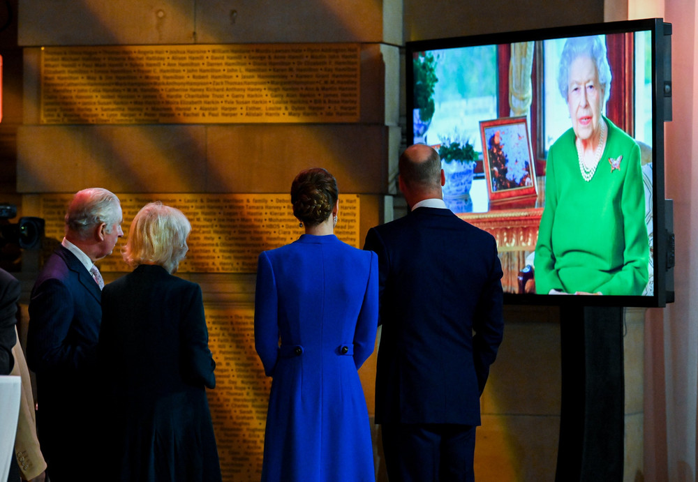 Trong thông điệp được phát qua video tại COP26, Nữ hoàng Anh Elizabeth II cảnh báo tình hình sẽ xấu đi nếu tình trạng ô nhiễm trên thế giới không được quan tâm ngay tại thời điểm hiện nay. Bà nhấn mạnh: "Không ai trong chúng ta đánh giá thấp những thách thức phía trước, nhưng lịch sử đã chỉ ra rằng, khi các quốc gia xích lại gần nhau vì mục tiêu chung, thì luôn có chỗ cho hy vọng”. (Ảnh: Karwai Tang/Chính phủ Anh) COP26 -0