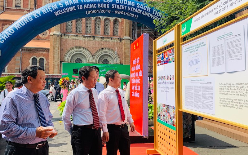 Các đại biểu tham quan triển lãm ảnh tại Đường Sách.