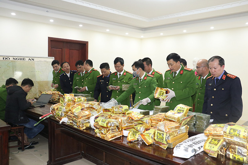 Công an thu giữ lượng ma túy lớn. Bắt bốn đối tượng cùng 150 bánh heroin và 126kg ma túy đá -0