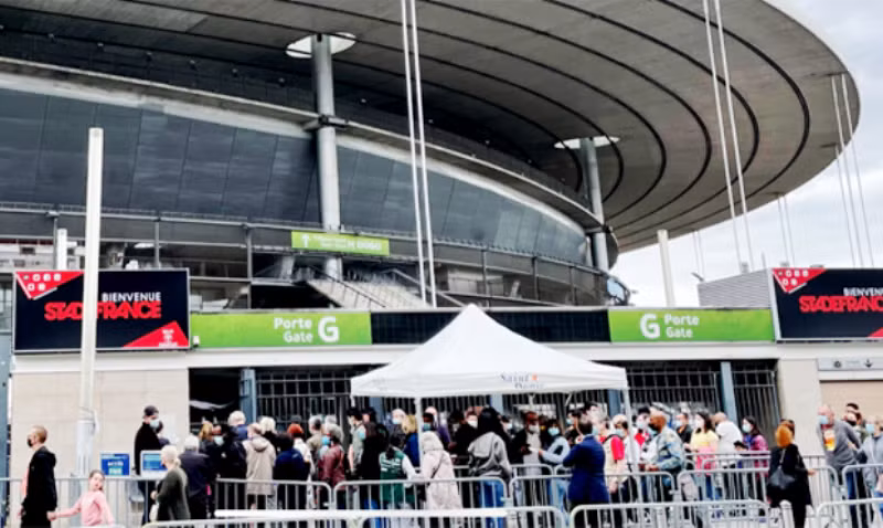 Người dân Pháp xếp hàng đi tiêm vaccine Covid-19 được mở tại Sân vận động quốc gia Pháp. 