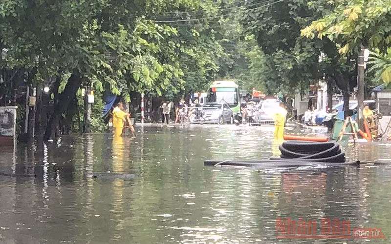 Mưa lớn khiến một số tuyến phố Hà Nội ngập sâu -0