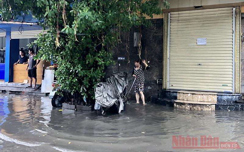 Nước ngập tràn vào nhiều nhà dân tại khu vực phố Bát Đàn. Mưa lớn khiến một số tuyến phố Hà Nội ngập sâu -0