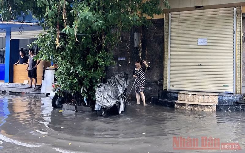 Mưa lớn khiến một số tuyến phố Hà Nội ngập sâu -0