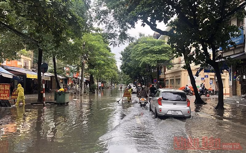 Khu vực tuyến phố Phùng Hưng (Hoàn Kiếm) nước ngập kéo dài từ ngã tư phố Hà Trung đến ngã tư phố Cửa Đông.