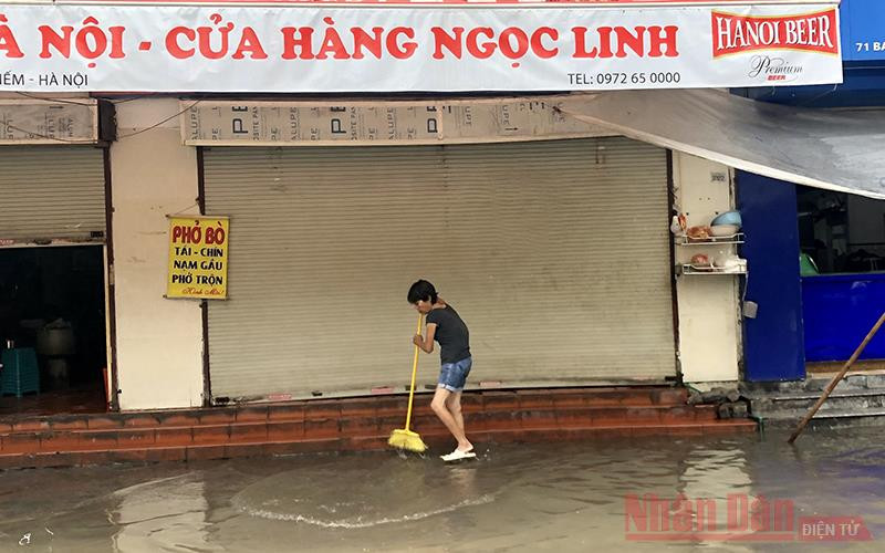 Đến hơn 9 giờ, nhiều khu vực nước vẫn chưa thoát hết. Mưa lớn khiến một số tuyến phố Hà Nội ngập sâu -0