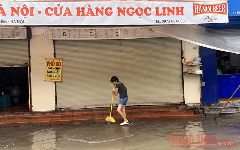 Mưa lớn khiến một số tuyến phố Hà Nội ngập sâu -0