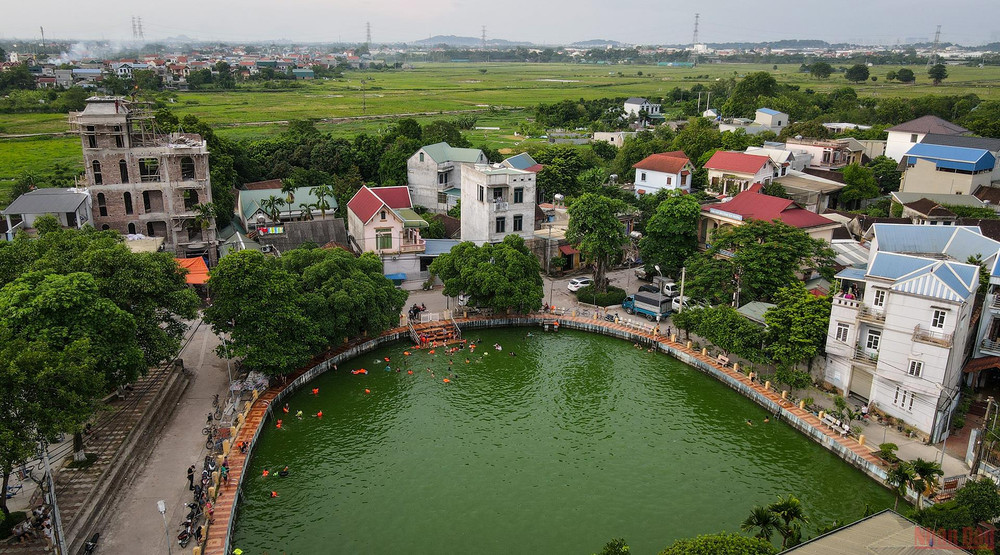 Ao Ngõ Cống ở làng Yên Trường (huyện Chương Mỹ) được biết đến là chiếc ao cổ vẫn còn lưu giữ không ít những bậc đá thẫm rêu xanh mang vẻ đẹp xưa cũ. Nhiều năm trước, người dân hai xóm An Ninh và Trung Tiến đã tự quyên góp tiền để cải tạo ao này thành "bể bơi" khổng lồ phục người dân mỗi khi hè về. 6.jpg -0