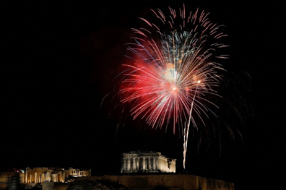 Pháo hoa rực rỡ đền Parthenon trên đỉnh Acropolis ở Athens, Hy Lạp trong khoảnh khắc bước sang năm mới 2022. (Ảnh: Reuters) Thế giới chào năm mới 2022 trong bối cảnh thắt chặt quy định phòng, chống dịch Covid-19 -0