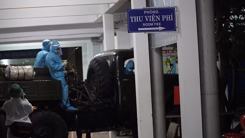 Phun hóa chất toàn bộ hai bệnh viện đang bị cách ly, phong tỏa -0