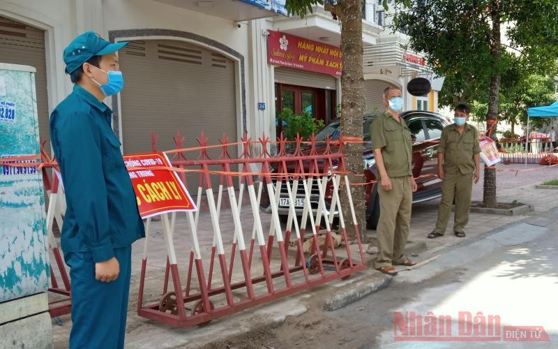 Toàn bộ tám nhà dân liền kề ngôi nhà có sinh viên mắc Covid-19 ở tổ 5, phường Quang Trung (TP Thái Bình) đã được phong tỏa từ trưa nay. Một sinh viên Trường cao đẳng Y tế Thái Bình dương tính với SARS-CoV-2 -0