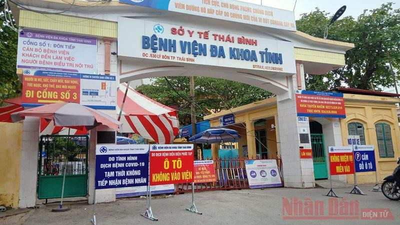 Bệnh viện Đa khoa tỉnh Thái Bình gỡ phong tỏa tạm thời từ ngày 10-5 nhưng vẫn kiểm soát chặt việc ra vào khu vực Khoa Lão khoa bởi đã xuất hiện các ca dương tính tại đây. (Ảnh: MAI TÚ) Thêm một trường hợp dương tính SARS-CoV-2 ở Thái Bình -0