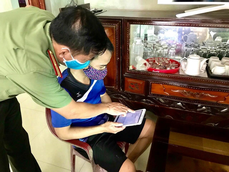 Đến tận nhà hướng dẫn người dân cài đặt Bluezone ở Hà Tĩnh. Đà Nẵng liên tục dẫn đầu số lượt tải ứng dụng Bluezone -0