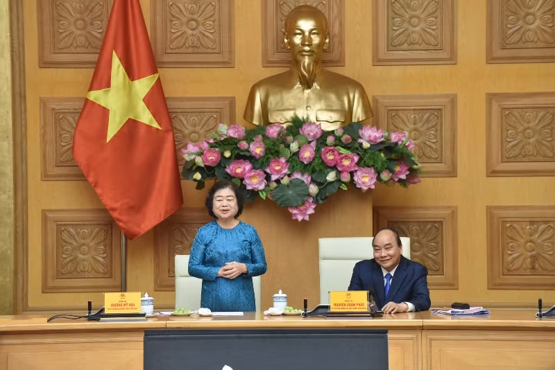 Thủ tướng Nguyễn Xuân Phúc gặp mặt đoàn công tác Quỹ Học bổng Vừ A Dính và CLB “Vì Hoàng Sa - Trường Sa thân yêu” -0