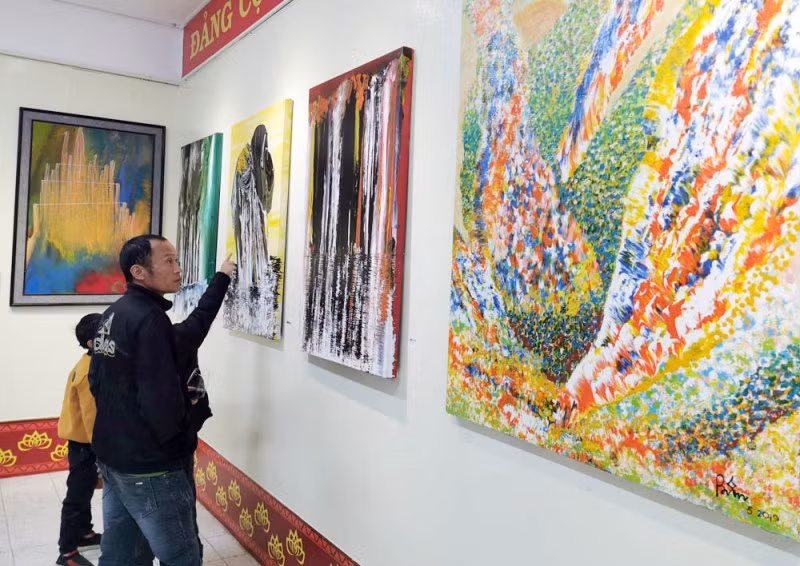 Họa sĩ Võ Trịnh Biện pha màu “Mùa đông” nồng nàn bằng kim tiêm -0