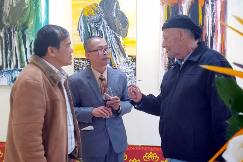 Họa sĩ Võ Trịnh Biện pha màu “Mùa đông” nồng nàn bằng kim tiêm -0