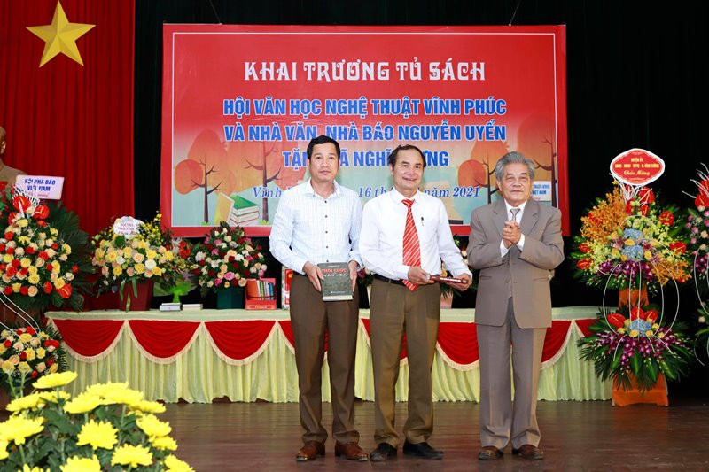 Nhà văn, nhà báo Nguyễn Uyển tặng sách cho xã Nghĩa Hưng. Lan tỏa văn hóa đọc ở Vĩnh Phúc -0