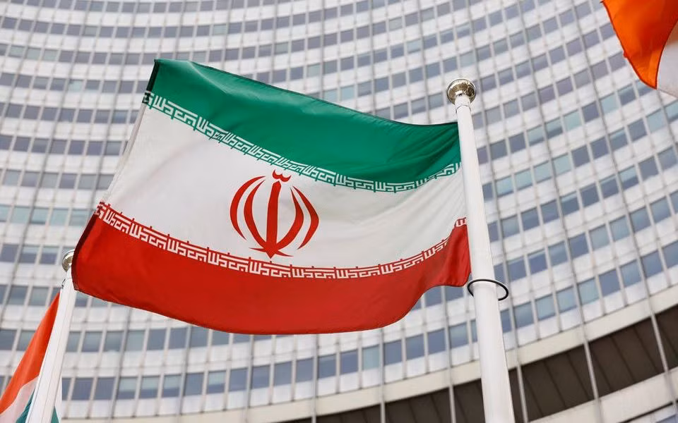 Quốc kỳ Iran trước trụ sở Cơ quan Năng lượng Nguyên tử Quốc tế (IAEA). (Ảnh: REUTERS)