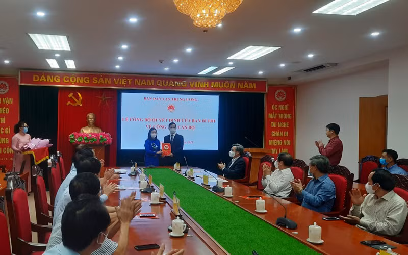 Đồng chí Bùi Thị Minh Hoài trao Quyết định của Ban Bí thư về điều động, phân công đồng chí Triệu Tài Vinh.