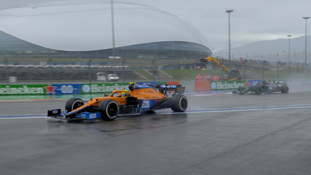 Lando Norris mất lái giúp Hamilton giành vị trí dẫn đầu. Lewis Hamilton cán mốc 100 chiến thắng -0
