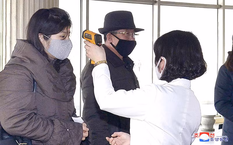 Đo thân nhiệt trong chiến dịch chống virus tại Bình Nhưỡng. Ảnh do KCNA công bố ngày 4/3/2020.