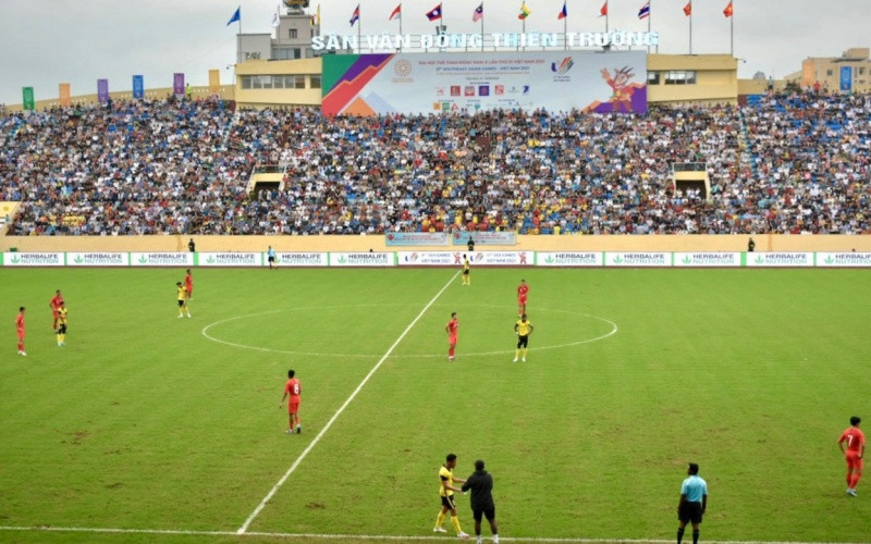 Với 7 điểm sau 3 trận, đội tuyển U23 Malaysia (áo vàng) đã góp mặt tại bán kết bóng đá nam SEA Games 31.