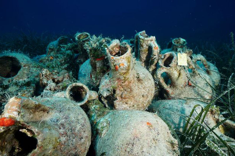 Con tàu chở hàng nghìn vò gốm amphoras (Ảnh: REUTERS) Ngắm xác tàu cổ ở bảo tàng dưới biển đầu tiên của Hy Lạp -0