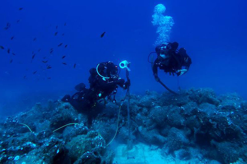 Các nhà nghiên cứu khảo sát một khu vực khảo cổ đầy vò gốm amphoras (Ảnh: REUTERS) Ngắm xác tàu cổ ở bảo tàng dưới biển đầu tiên của Hy Lạp -0
