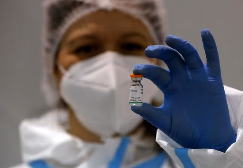 Một lọ vaccine Covid-19 của Sinopharm ở Belgrade, Serbia. (Ảnh: AP)