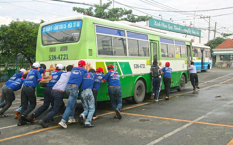 Kể cả việc hỗ trợ “đề-pa” một chiếc xe buýt hoàn toàn bằng sức người. 8-1622801422463.jpg