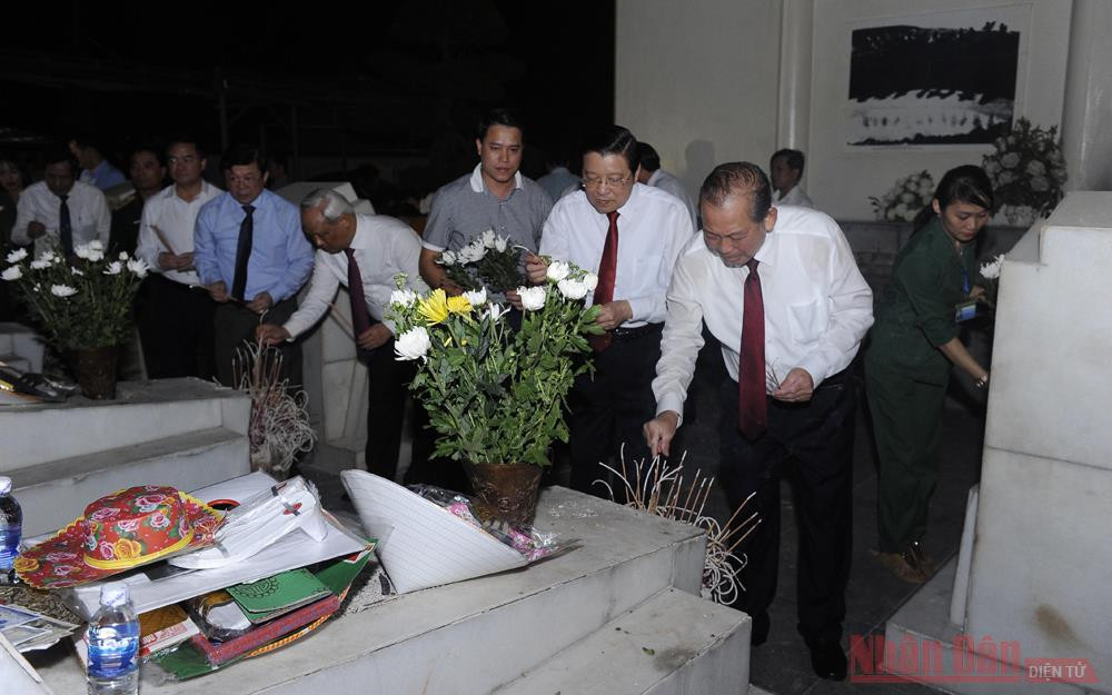 Các đồng chí lãnh đạo Đảng, Nhà nước thắp hương tại mộ của 10 cô gái thanh niên xung phong tại Ngã ba Đồng Lộc (Ảnh: ĐĂNG KHOA) Kỷ niệm 52 năm chiến thắng Đồng Lộc -0
