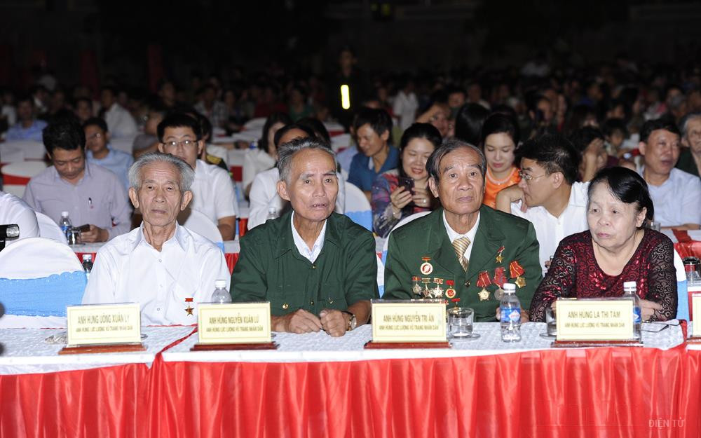 Nhiều Anh hùng lực lượng vũ trang nhân dân tham dự "Huyền thoại Đồng Lộc" (Ảnh: ĐĂNG KHOA) Kỷ niệm 52 năm chiến thắng Đồng Lộc -0