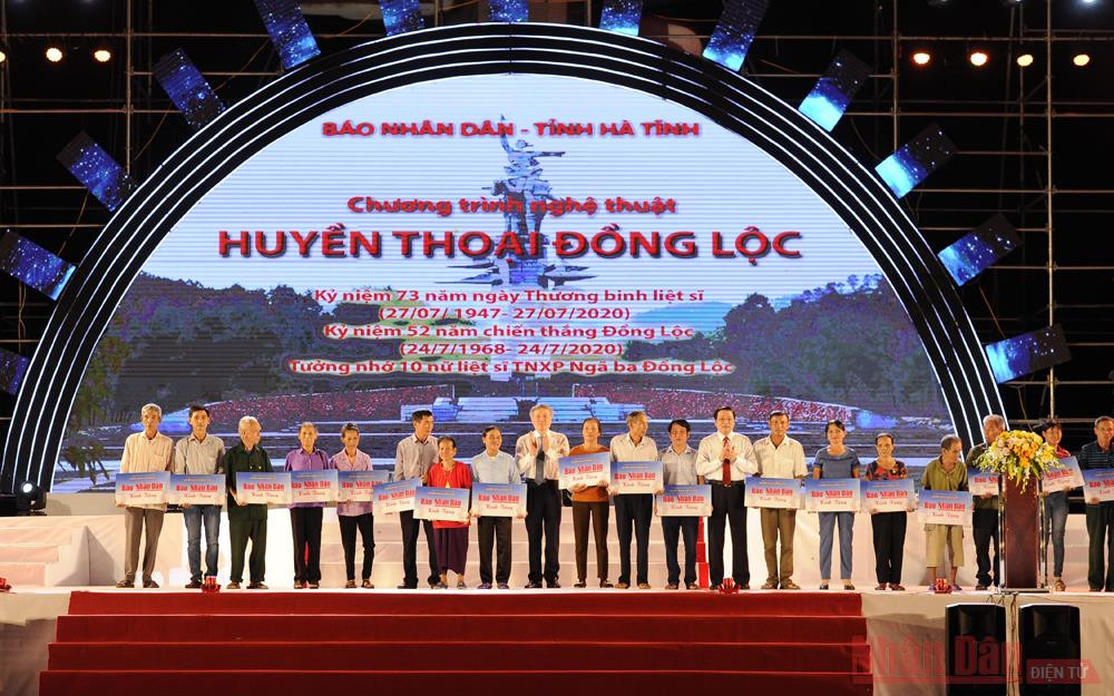 Ban tổ chức trao quà cho các gia đình chính sách (Ảnh: ĐĂNG KHOA) Kỷ niệm 52 năm chiến thắng Đồng Lộc -0