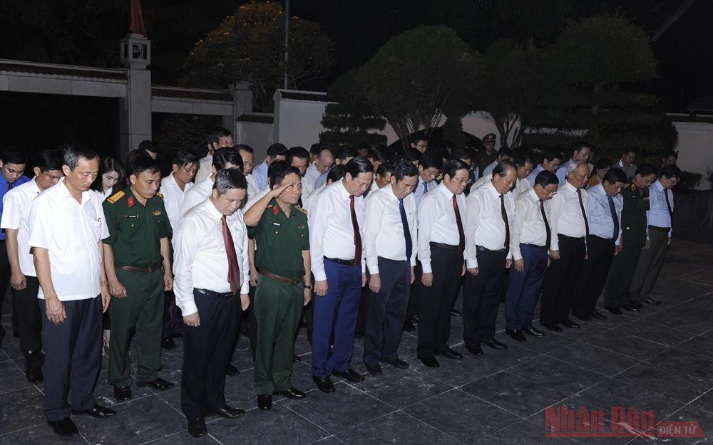 Các đồng chí lãnh đạo Đảng, Nhà nước dành một phút mặc niệm tại Ngã ba Đồng Lộc (Ảnh: ĐĂNG KHOA) Kỷ niệm 52 năm chiến thắng Đồng Lộc -0