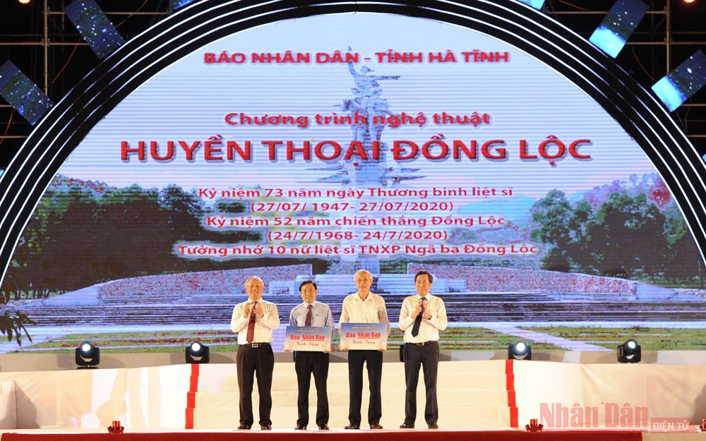 Đồng chí Uông Chu Lưu (trái ngoài cùng) và đồng chí Thuận Hữu (phải ngoài cùng) trao quà tại chương trình (Ảnh: ĐĂNG KHOA) Kỷ niệm 52 năm chiến thắng Đồng Lộc -0