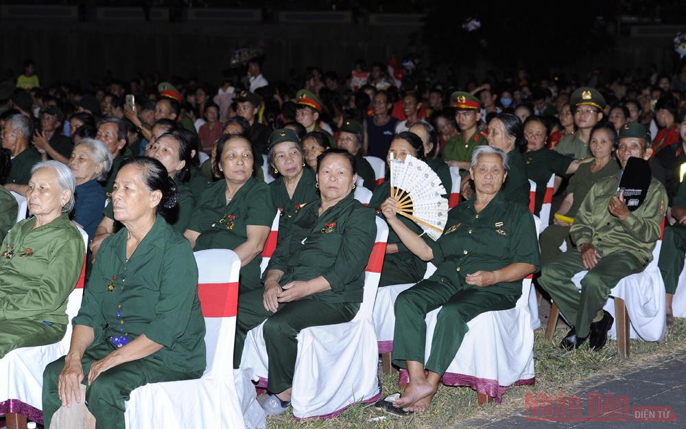 Nhiều cựu thanh niên xung phong năm xưa trong chương trình "Huyền thoại Đồng Lộc" (Ảnh: ĐĂNG KHOA) Kỷ niệm 52 năm chiến thắng Đồng Lộc -0