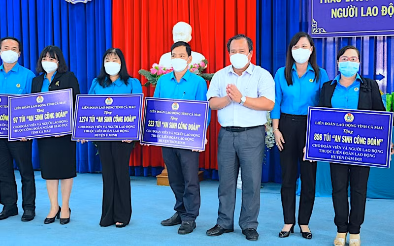 Phó Chủ tịch UBND tỉnh Cà Mau (áo trắng) trao tượng trưng túi “An sinh Công đoàn” cho đại diện các tổ chức công đoàn trong tỉnh.