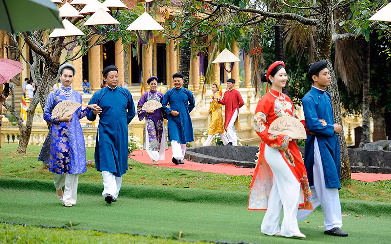 Trình diễn áo dài truyền thống xứ Huế tại “Ngày Văn hóa các dân tộc Việt Nam” năm 2021. Ảnh: ĐĂNG KHOA