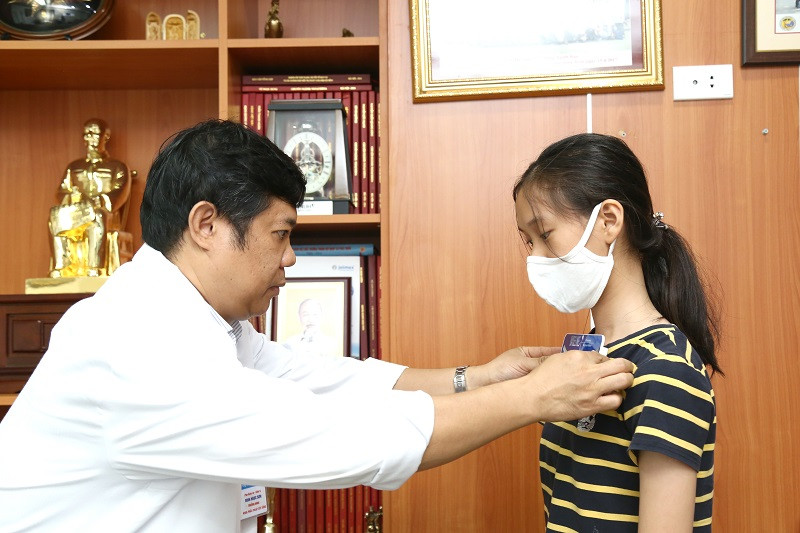 PGS, TS Đinh Ngọc Sơn khám cho bệnh nhi bị gù vẹo cột sống. Bé gái bốn tuổi bị liệt vì gù vẹo cột sống, chuyên gia cảnh báo -0